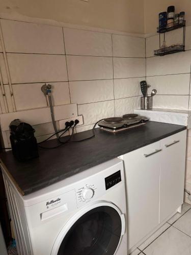 une laveuse et une sécheuse blanches dans une cuisine dans l'établissement Appartement RIS ORANGIS, à Ris-Orangis