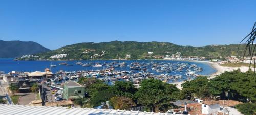 Un gruppo di barche sono ormeggiate in un porto. di PraiAna Loft Arraial do Cabo ad Arraial do Cabo