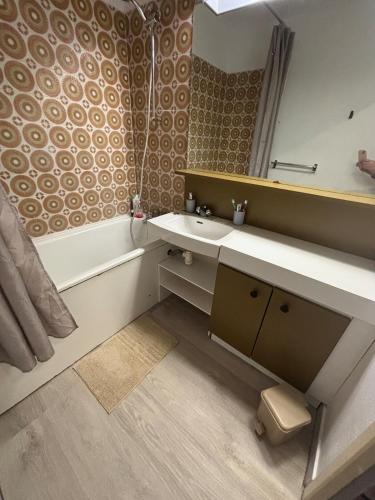 une salle de bain avec un lavabo, une baignoire et une douche dans l'établissement Grand F2 40 m2 Centre Port, Loggia 5m2, Vue jardin, Belle Terrasse, Parking privé, au Cap d'Agde