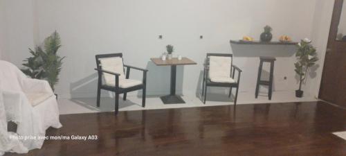Ruang duduk di Spacious seaside house in Nea Makri