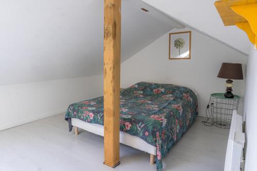 - un lit dans une chambre avec un lit à baldaquin dans l'établissement Le Sans Soucis, à Colmar