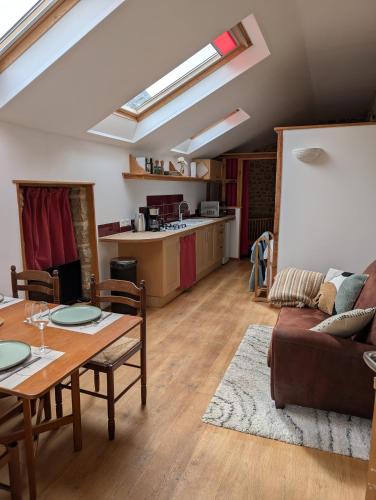 un salon avec une table et un canapé dans l'établissement Gîte au calme, nature et confort Creuse, à Soubrebost