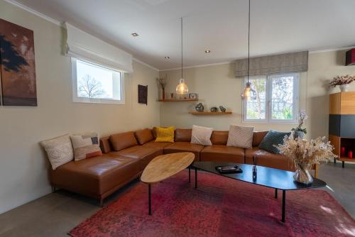 Modern Villa with Hot Tub, 6P