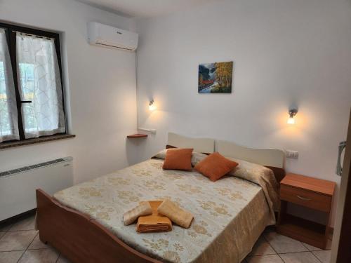 a bedroom with a bed with two towels on it at Residenza Giscor in Gasponi