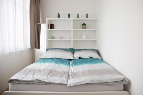 Stylish 1-Bedroom Apartment by Rochusmarkt Walk to the City Center