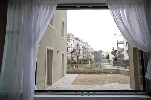 Stylish 1-Bedroom Apartment by Rochusmarkt Walk to the City Center