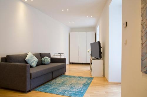 Stylish 1-Bedroom Apartment by Rochusmarkt Walk to the City Center