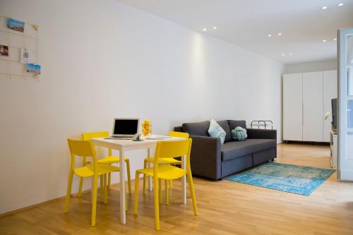 Stylish 1-Bedroom Apartment by Rochusmarkt Walk to the City Center