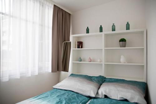 Stylish 1-Bedroom Apartment by Rochusmarkt Walk to the City Center