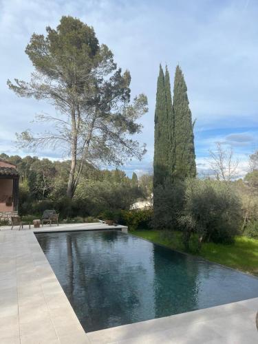 - une piscine au milieu d'une cour arborée dans l'établissement Belle maison atypique, à Roquefort-les-Pins