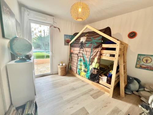 Cette chambre dispose de lits superposés. dans l'établissement Gardenia apartment, à Cannes