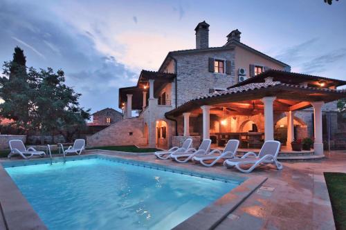 Villa Dino i Karla, a spacious and beautiful Villa in a calm village