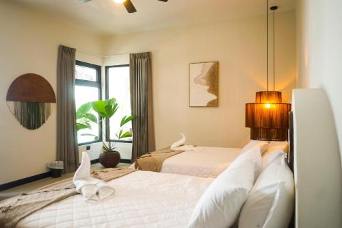 Un dormitorio con dos camas y una ventana. en Sélanna, en El Paredón Buena Vista