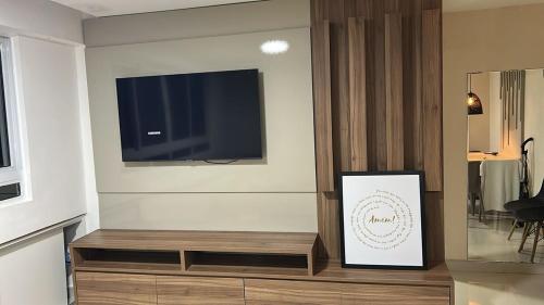 Una televisión o centro de entretenimiento en Flat Seafront in Tambau