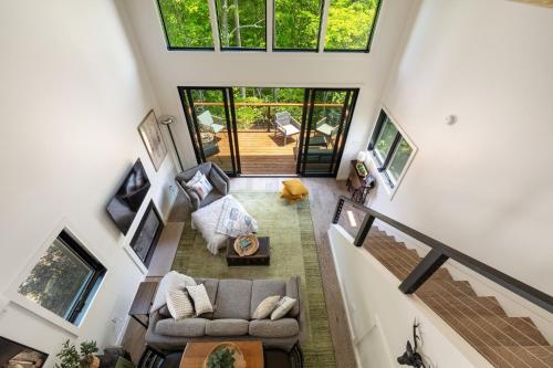 an overhead view of a living room with a couch at Viking Hut Modern Forest Hideaway Fall Dogs in Young Harris
