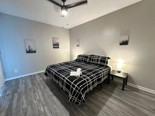 une chambre avec un lit avec un animal en peluche dessus dans l'établissement Inviting Houston Space Near Kemah and Space Center, à Houston