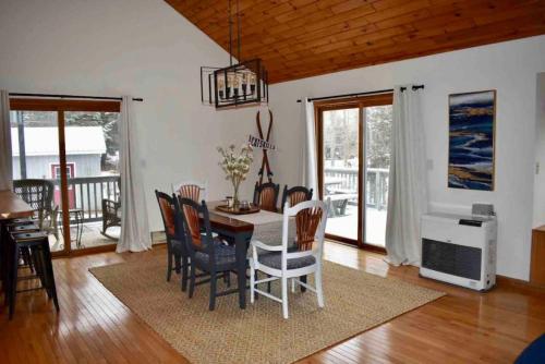 una sala da pranzo con un tavolo e sedie in una stanza di Private 3 Bedroom Cottage 5 minutes to Belleayre a Fleischmanns
