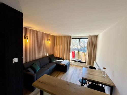un salon avec un canapé et une table dans l'établissement Studio moderne 26 m2 tout confort - 5 couchages - La Foux d'Allos, à Allos