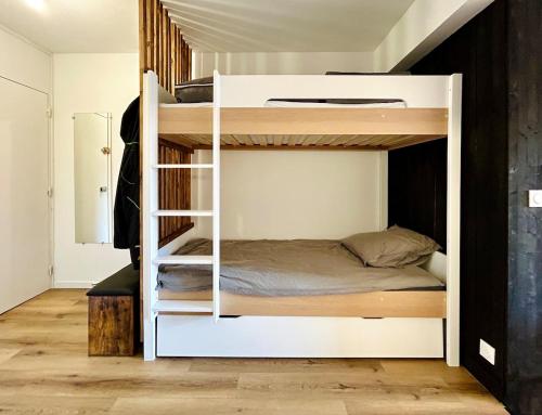 Ce lit superposé blanc se trouve dans un dortoir doté d'une chambre. dans l'établissement Studio moderne 26 m2 tout confort - 5 couchages - La Foux d'Allos, à Allos