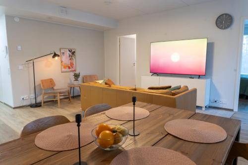 TV a/nebo společenská místnost v ubytování Beautifully furnished family apartment - parking, sauna, balcony