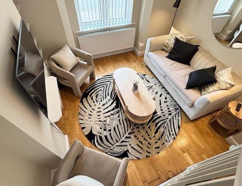 a living room with two couches and a table at Cosy home Nottingham The Park City centre free parking in Nottingham