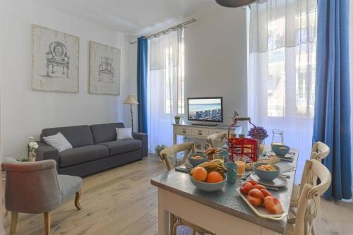 - un salon avec une table et des fruits dans l'établissement CASSINI GT - 1 bedroom - Balcony - Place Garibaldi, à Nice