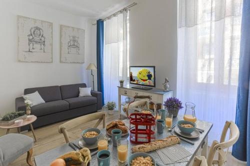 un salon avec une table avec de la nourriture dessus dans l'établissement CASSINI GT - 1 bedroom - Balcony - Place Garibaldi, à Nice