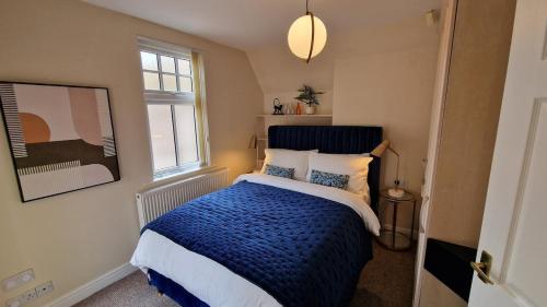 Postel nebo postele na pokoji v ubytování Cosy home Nottingham The Park City centre free parking