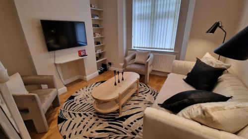 a living room with a couch and a table at Cosy home Nottingham The Park City centre free parking in Nottingham