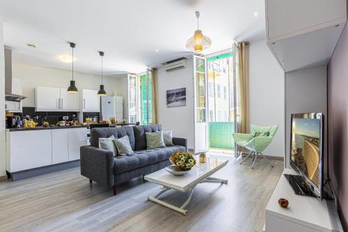 GUISOL - Typical Nice 3 Bedroom AC near Port