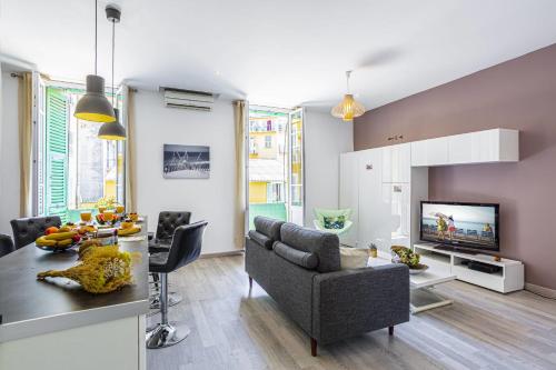 un salon avec un canapé et une table dans l'établissement GUISOL - Typical Nice 3 Bedroom AC near Port, à Nice