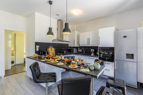 MY CASA - GUISOL - Typical Nice 3 Bedroom AC near Port