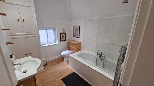 Koupelna v ubytování Cosy home Nottingham The Park City centre free parking