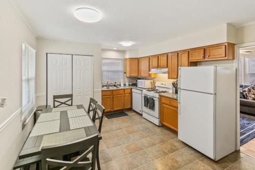 Η κουζίνα ή μικρή κουζίνα στο Charming 3 bed 1 story Home near Naval Base
