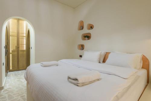 Ένα ή περισσότερα κρεβάτια σε δωμάτιο στο Beit Chams Sunlight Suite in Batroun
