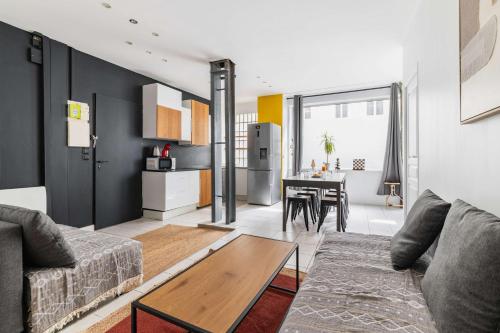 un salon avec un canapé et une table dans l'établissement Appartement familial proche des commerces - 8P - FLAT-GUEST, à Paris