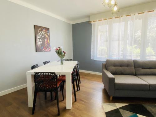 un salon avec une table et un canapé dans l'établissement La PAUSE RUTHENOISE, à Rodez