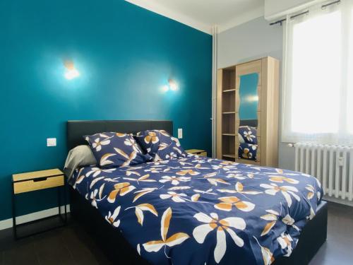 - une chambre bleue dotée d'un lit avec un mur bleu dans l'établissement La PAUSE RUTHENOISE, à Rodez