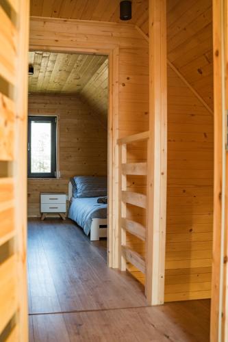 Una cama o camas en una habitación de Na skraju lasu