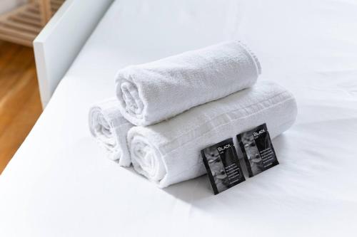 une pile de serviettes posée sur une table dans l'établissement Le Nid - Paris - Le Blanc Mesnil, au Blanc-Mesnil