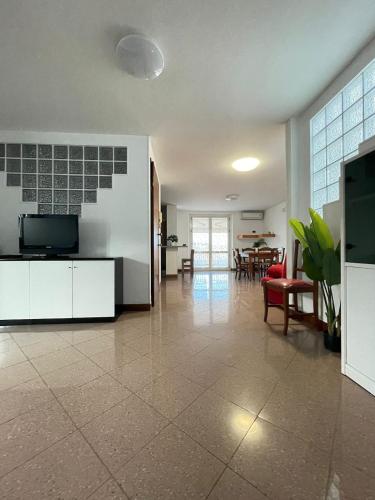 a kitchen and living room with a television and a living room at Appartamento Via Mare in San Benedetto del Tronto