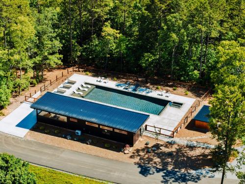an overhead view of a swimming pool and a house at Paradise View 4br Fall Retreat Firepit Dogs in Young Harris