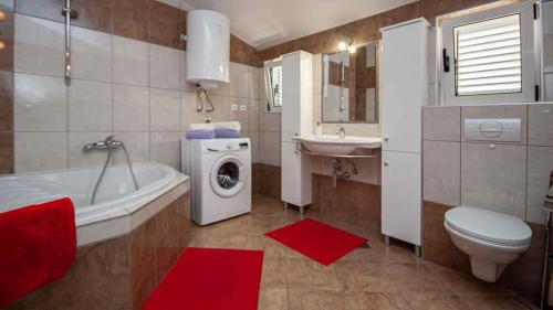 y baño con lavamanos y lavadora. en Villa Roko, en Omiš
