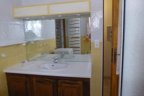 une salle de bain avec un lavabo et un miroir dans l'établissement Maison en PROVENCE, à Robion