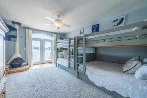 una camera con 2 letti a castello e un ventilatore a soffitto di ISLAND VIEW a Eldon