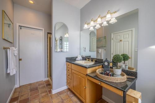 un bagno con lavandino e specchio di ISLAND VIEW a Eldon