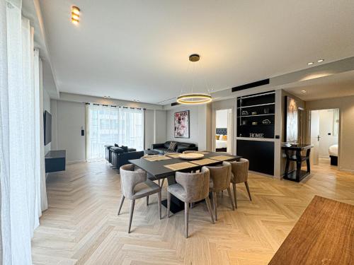 une salle à manger et un salon avec une table et des chaises dans l'établissement DUBOY D ANGERS MARRIOTT Cannes, à Cannes