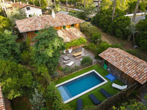une vue aérienne d'une maison avec piscine dans l'établissement Villa MÉJEANNE, à Lège-Cap-Ferret