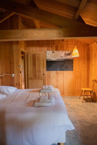 une chambre avec un lit blanc dans une pièce dans l'établissement Villa MÉJEANNE, à Lège-Cap-Ferret