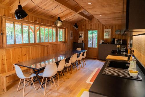 une cuisine avec une grande table et des chaises dans l'établissement Villa MÉJEANNE, à Lège-Cap-Ferret